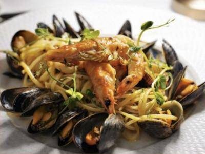 Linguine with mussels and prawns