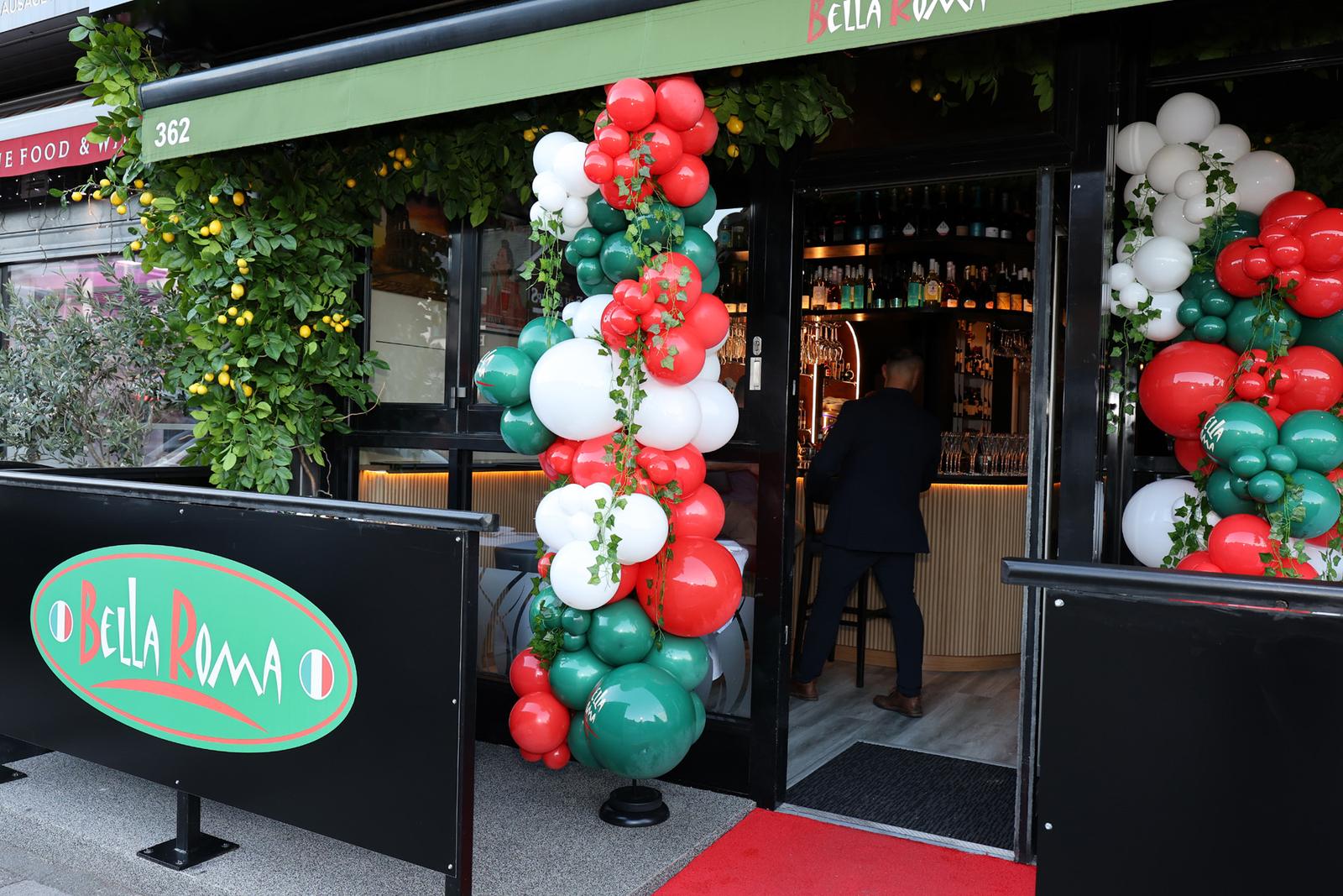 The entrance with Italian-flag balloons